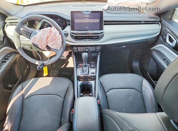 3C4NJDCN1RT587763 2024 JEEP COMPASS Серебряный Вид панели приборов