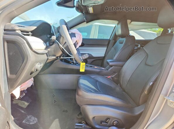 3C4NJDCN1RT587763 2024 JEEP COMPASS Серебряный Вид салона спереди