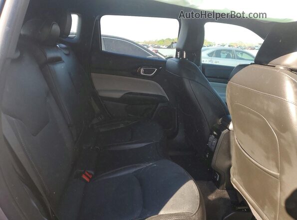 3C4NJDCN1RT587763 2024 JEEP COMPASS Серебряный Вид задней части салона