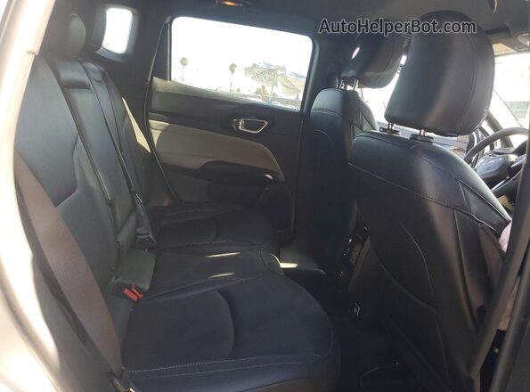 3C4NJDCN2ST621070 2025 JEEP COMPASS Silver Вид задньої частини салону