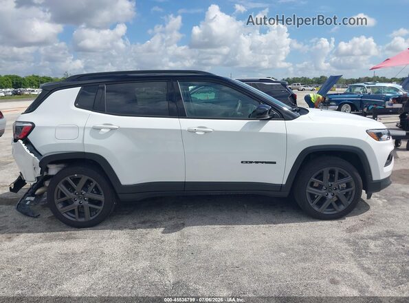 3C4NJDCN2TT188092 2026 JEEP COMPASS White Widok wnętrza z tyłu