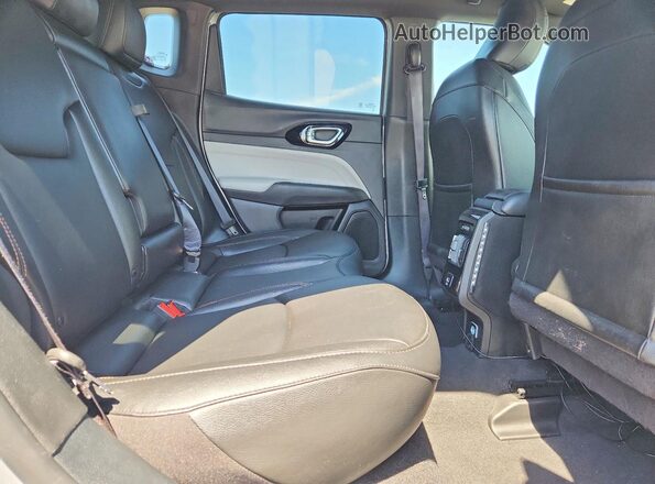 3C4NJDCN3RT111580 2024 JEEP COMPASS Silver უკანა სალონის ხედი