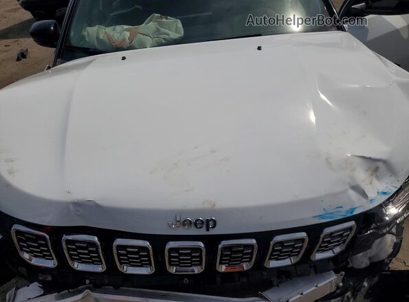 3C4NJDCN5ST557932 2025 JEEP COMPASS White Vista del compartimento del motor