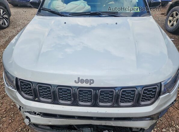 3C4NJDCN5TT165678 2026 JEEP COMPASS Silver Engine compartment view