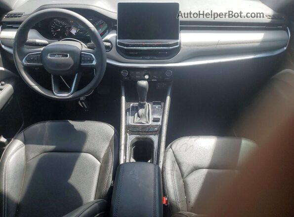 3C4NJDCN5TT181329 2026 JEEP COMPASS Silver Dashboard view