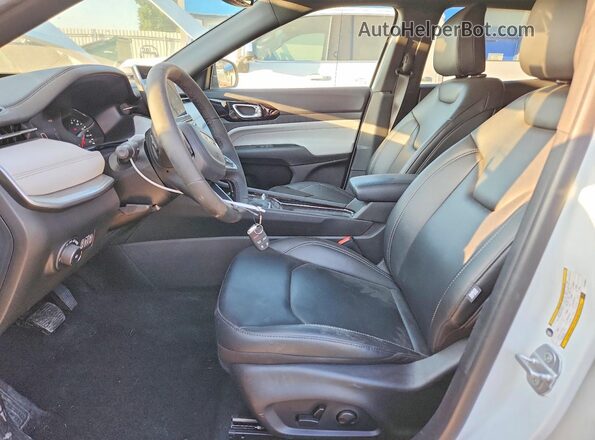 3C4NJDCN5TT225541 2026 JEEP COMPASS White Vista interior delantera