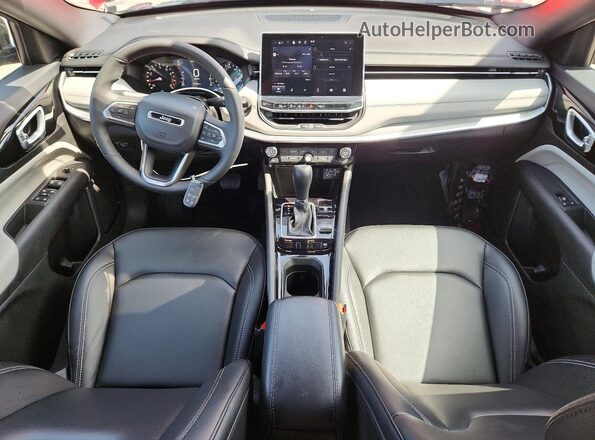 3C4NJDCN7TT178335 2026 JEEP COMPASS Красный Вид панели приборов