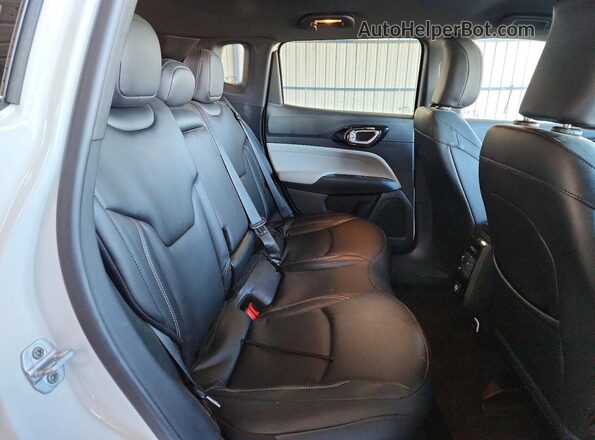 3C4NJDCN8TT207308 2026 JEEP COMPASS White Rear interior view