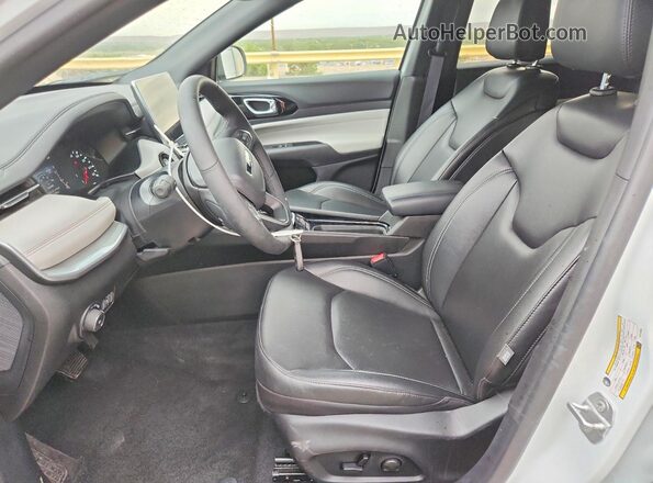 3C4NJDCN8TT212332 2026 JEEP COMPASS White Widok wnętrza z przodu