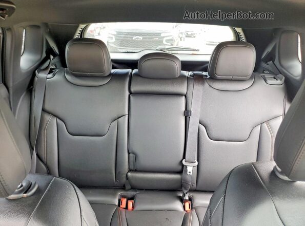 3C4NJDCNXRT586949 2024 JEEP COMPASS Silver Widok tylnych siedzeń