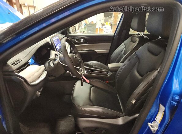 3C4NJDCNXTT258180 2026 JEEP COMPASS Blue წინა სალონის ხედი