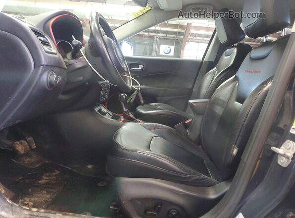 3C4NJDDB0HT630721 2017 JEEP COMPASS Gray Вид салону спереду
