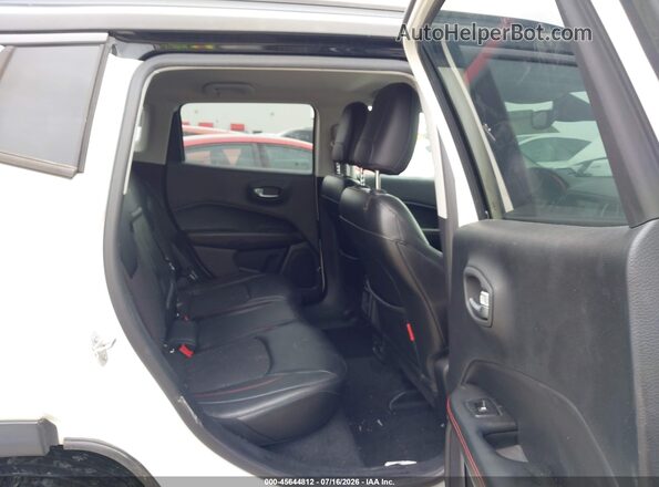 3C4NJDDB0JT129429 2018 JEEP COMPASS White VIN կոդի պիտակի տեսք
