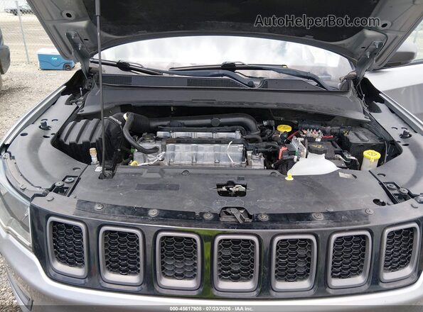 3C4NJDDB0JT174578 2018 JEEP COMPASS Silver Rear view