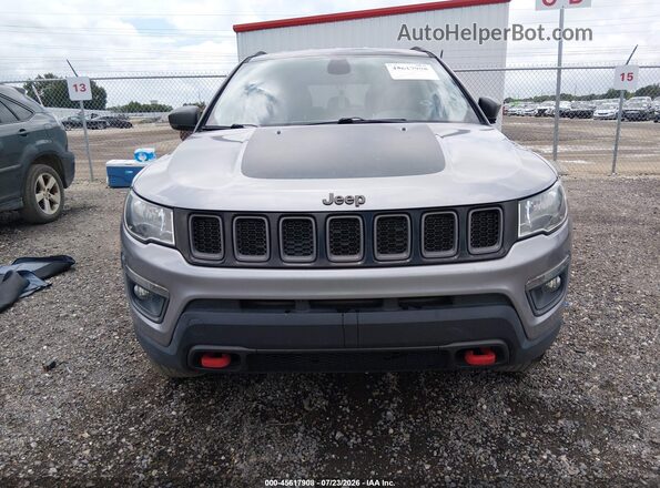 3C4NJDDB0JT174578 2018 JEEP COMPASS Silver Front view