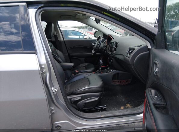 3C4NJDDB0JT174578 2018 JEEP COMPASS Silver Front interior view