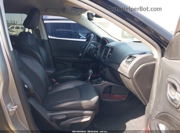 3C4NJDDB0KT765544 2019 JEEP COMPASS Silver Front interior view