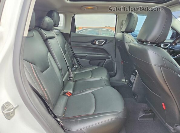 3C4NJDDB0NT148195 2022 JEEP COMPASS White Rear seats view