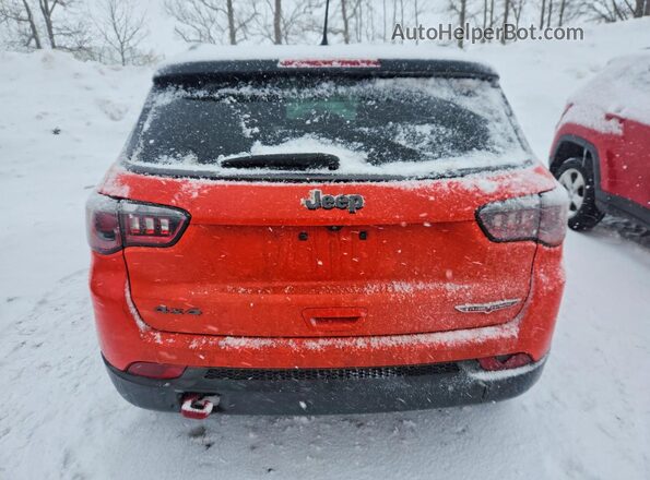 3C4NJDDB1JT199022 2018 JEEP COMPASS Red Rear view