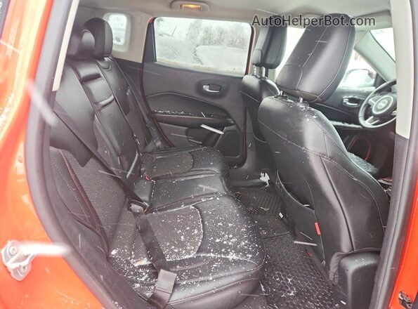 3C4NJDDB1JT199022 2018 JEEP COMPASS Red Rear seats view