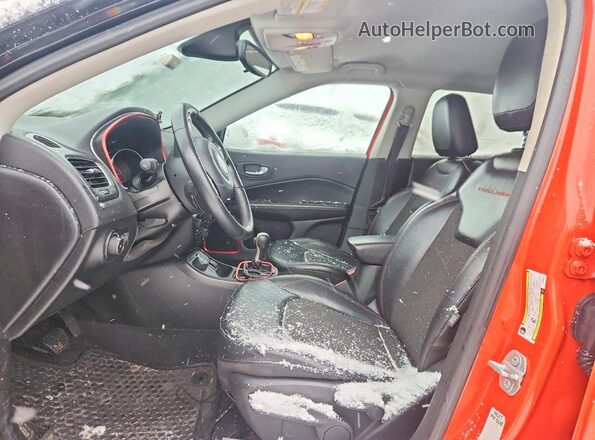 3C4NJDDB1JT199022 2018 JEEP COMPASS Red Front interior view