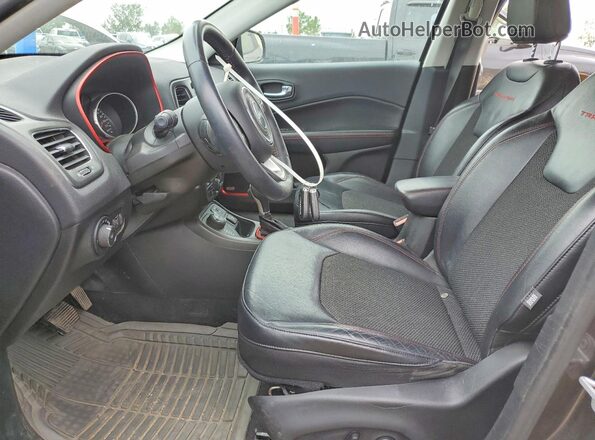 3C4NJDDB2HT630493 2017 JEEP COMPASS Black Front interior view