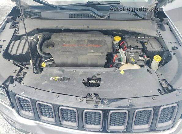 3C4NJDDB3JT201112 2018 JEEP COMPASS Silver ძრავის განყოფილების ხედი