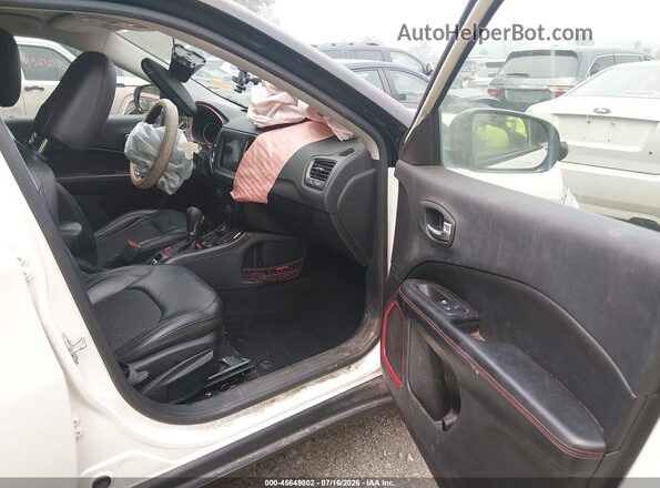 3C4NJDDB3KT650534 2019 JEEP COMPASS Белый Вид салона спереди