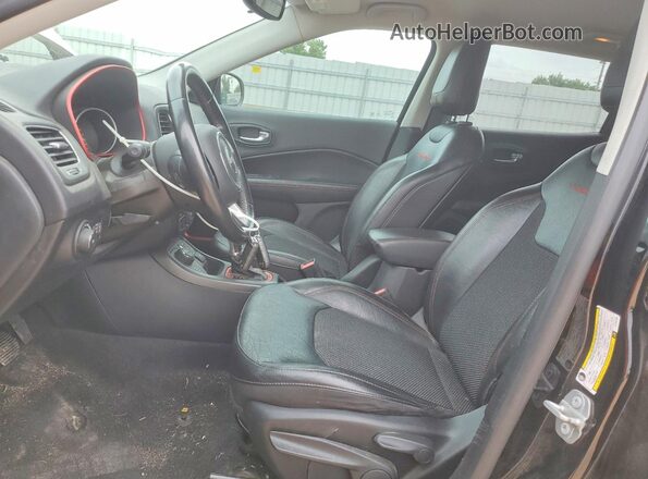 3C4NJDDB3LT233299 2020 JEEP COMPASS Черный Вид салона спереди
