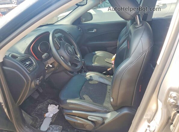 3C4NJDDB4HT624873 2017 JEEP COMPASS Silver Widok wnętrza z przodu