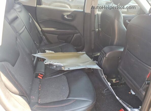 3C4NJDDB4HT624873 2017 JEEP COMPASS Silver Widok wnętrza z tyłu