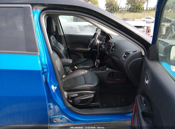 3C4NJDDB4JT210529 2018 JEEP COMPASS Blue Вид салону спереду
