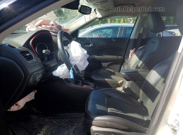 3C4NJDDB4KT667889 2019 JEEP COMPASS Белый Вид салона спереди