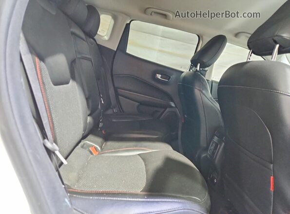 3C4NJDDB4KT667889 2019 JEEP COMPASS Белый Вид задней части салона