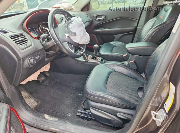 3C4NJDDB4KT733387 2019 JEEP COMPASS Gray Вид салону спереду