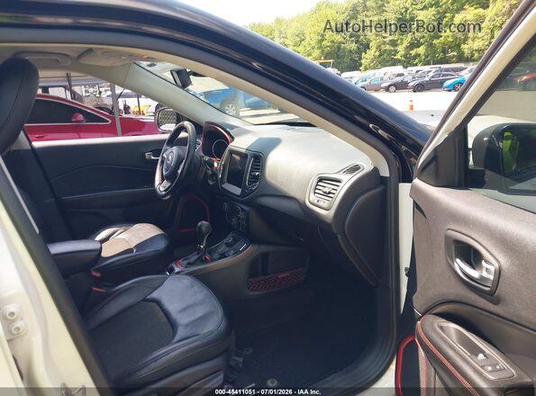 3C4NJDDB4KT799969 2019 JEEP COMPASS White Вид салону спереду