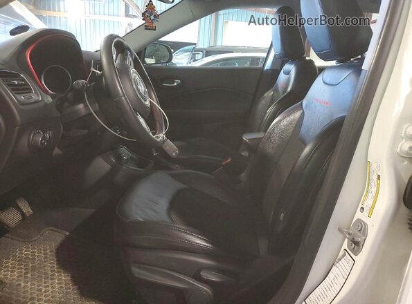 3C4NJDDB4MT571618 2021 JEEP COMPASS White Front interior view