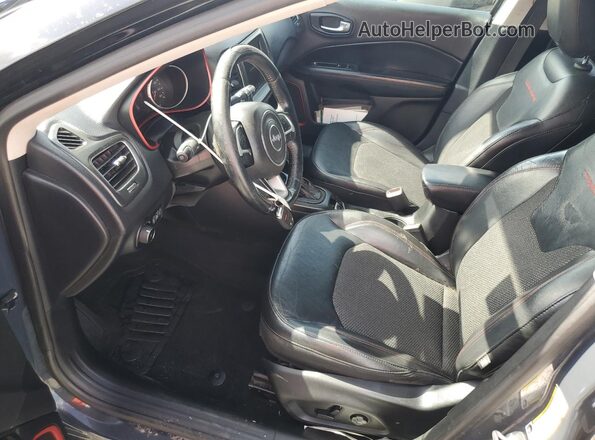 3C4NJDDB5JT179680 2018 JEEP COMPASS Серый Вид салона спереди