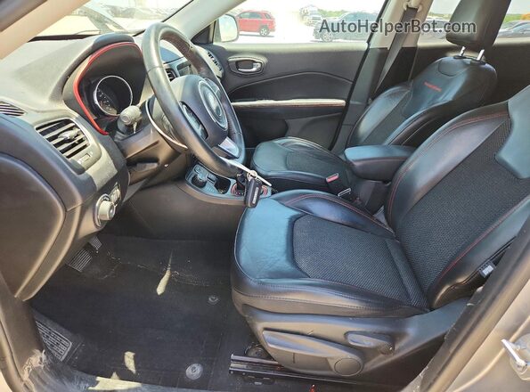 3C4NJDDB5KT728604 2019 JEEP COMPASS Silver Front interior view