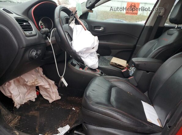 3C4NJDDB6JT403443 2018 JEEP COMPASS Красный Вид салона спереди
