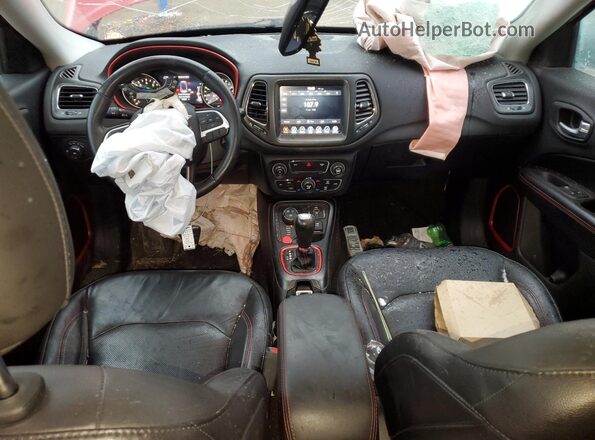 3C4NJDDB6JT403443 2018 JEEP COMPASS Красный Вид панели приборов