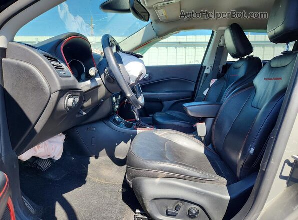 3C4NJDDB6LT132788 2020 JEEP COMPASS Gray Front interior view