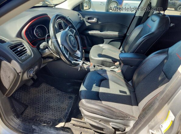 3C4NJDDB6LT177777 2020 JEEP COMPASS Silver Widok wnętrza z przodu