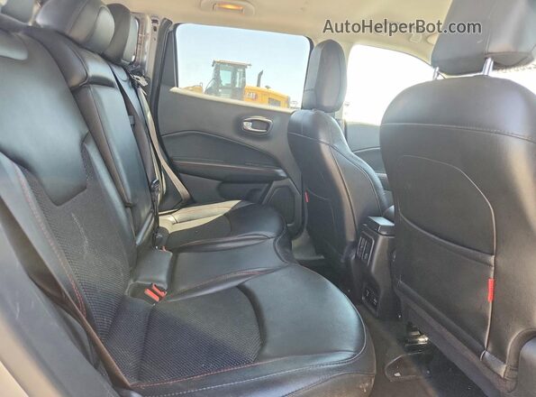 3C4NJDDB6LT177777 2020 JEEP COMPASS Silver Widok wnętrza z tyłu