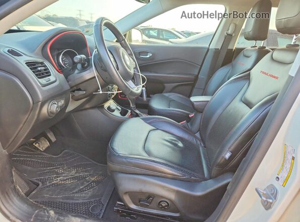 3C4NJDDB7HT632093 2017 JEEP COMPASS White Front interior view