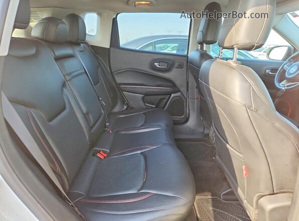 3C4NJDDB7HT632093 2017 JEEP COMPASS White Rear seats view