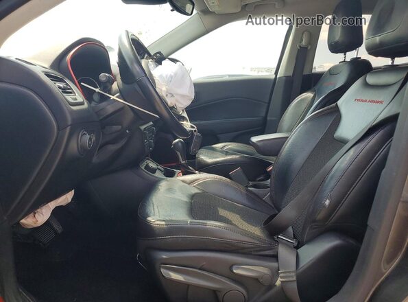3C4NJDDB9JT315325 2018 JEEP COMPASS Серый Вид салона спереди