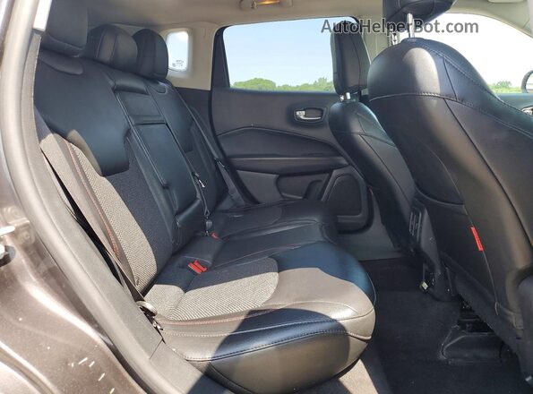 3C4NJDDB9JT315325 2018 JEEP COMPASS Серый Вид задней части салона