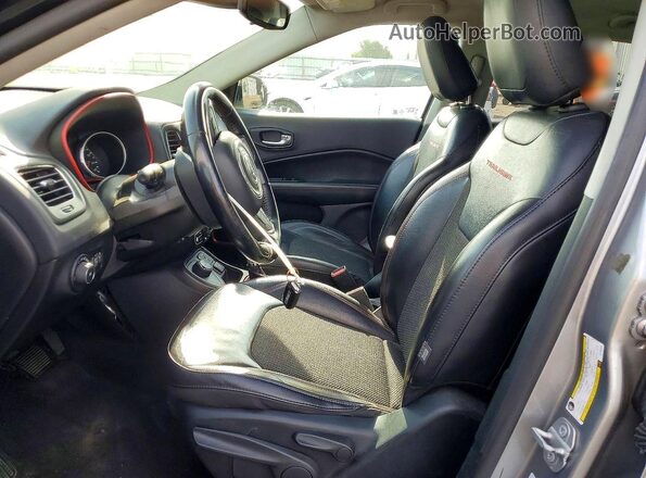 3C4NJDDB9KT785565 2019 JEEP COMPASS Серый Вид салона спереди