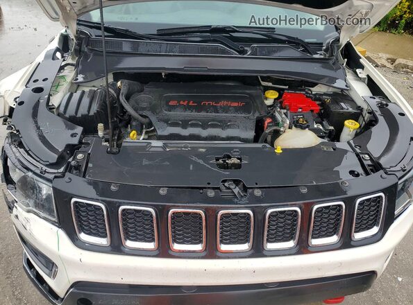 3C4NJDDB9KT821836 2019 JEEP COMPASS White Vista del compartimento del motor